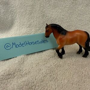 Stunning BreyerFest exclusive stablemate model horse